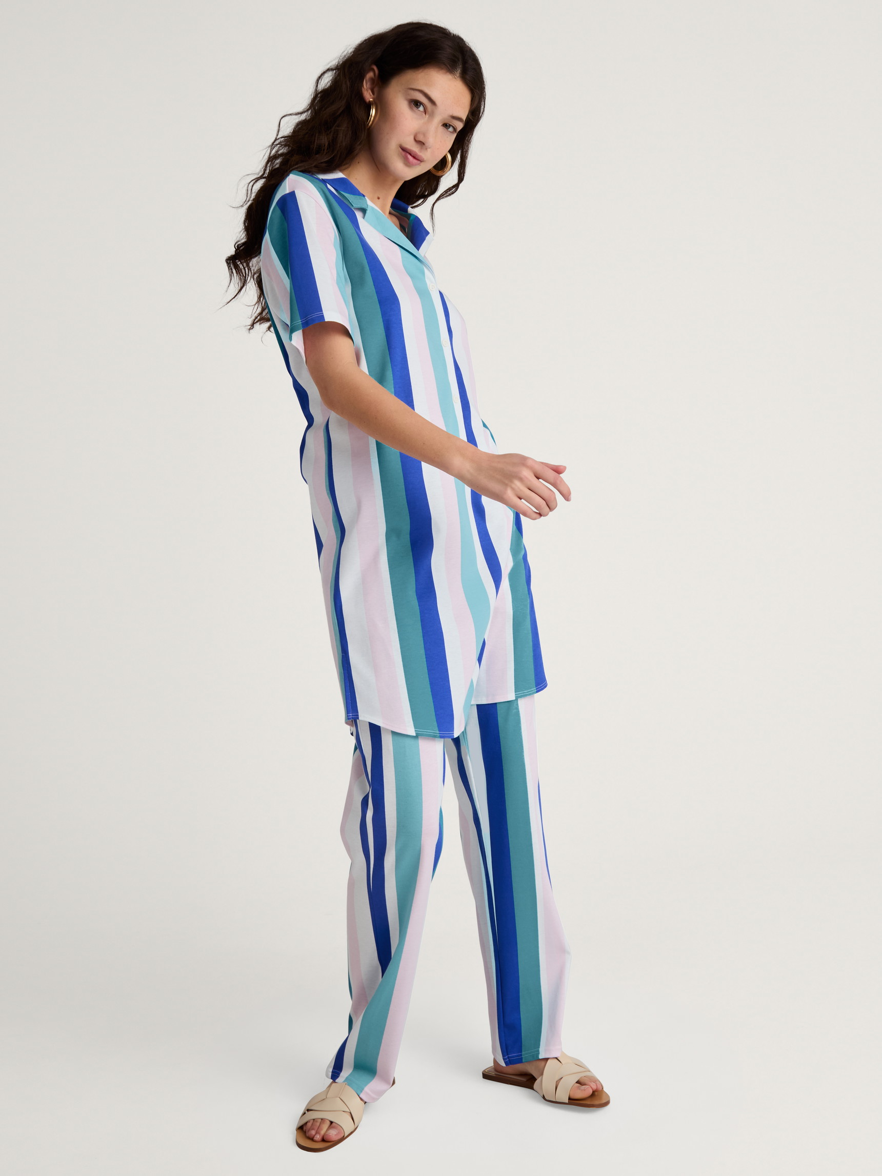 La modella / Il modello Donna indossa Camicia da notte a maniche corte, lunghezza 95 cm in 100% cotone di colore Turchese, A righe, della serie Favourites Coast di CALIDA, Immagine aggiuntiva