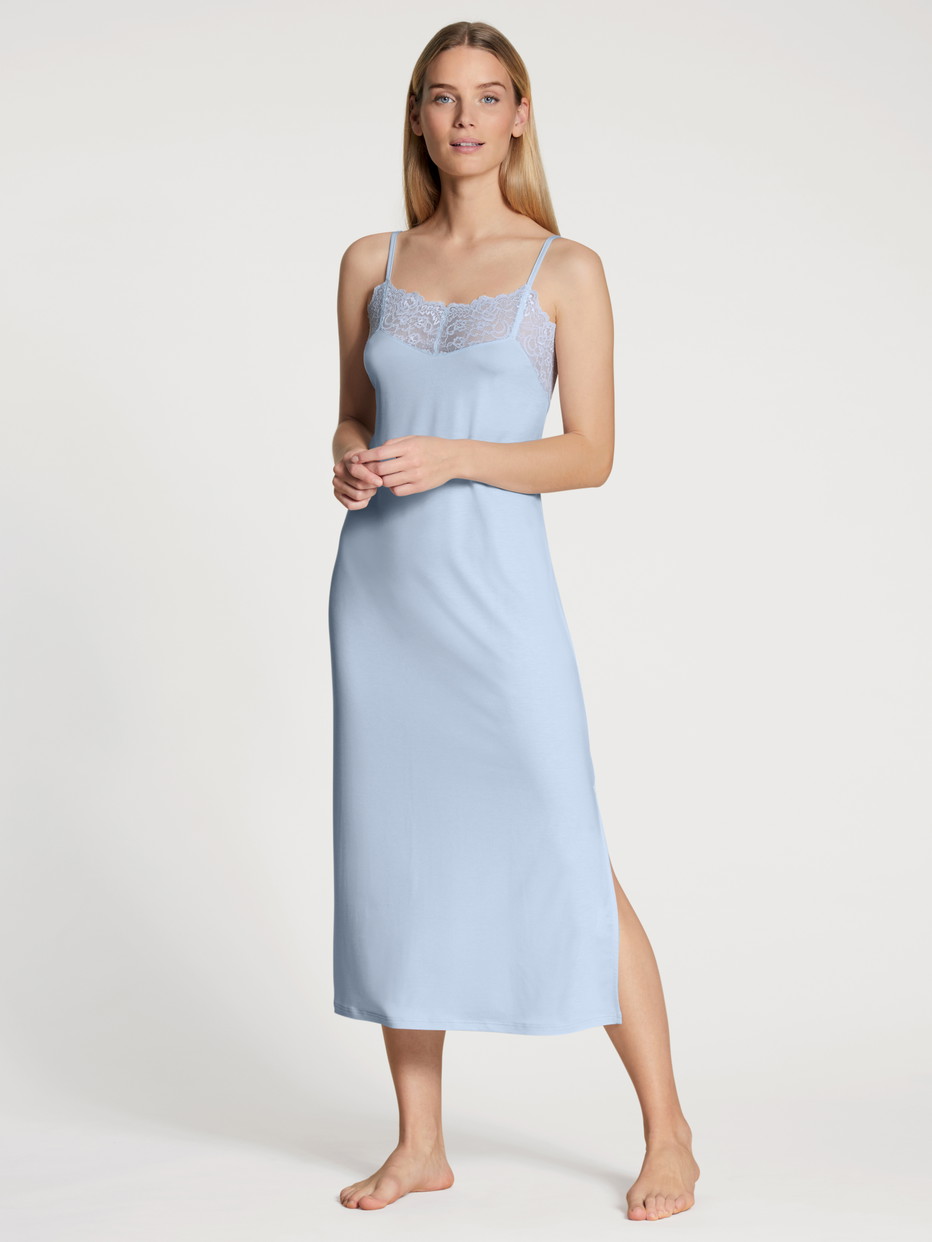 Damen-Model trägt Nachthemd mit Spaghettiträgern, Länge 125cm aus Modal in Blau, Spitze aus Serie Elegant Dreams von CALIDA, Vorderansicht