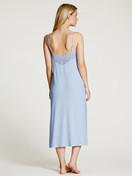 Damen-Model trägt Nachthemd mit Spaghettiträgern, Länge 125cm aus Modal in Blau, Spitze aus Serie Elegant Dreams von CALIDA, Rückansicht