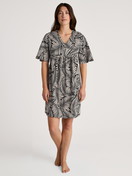 Damen-Model trägt Kurzarm-Nachthemd, Länge 95 cm aus 100% Baumwolle in Schwarz, Floral aus Serie Favourites Sun von CALIDA, Vorderansicht