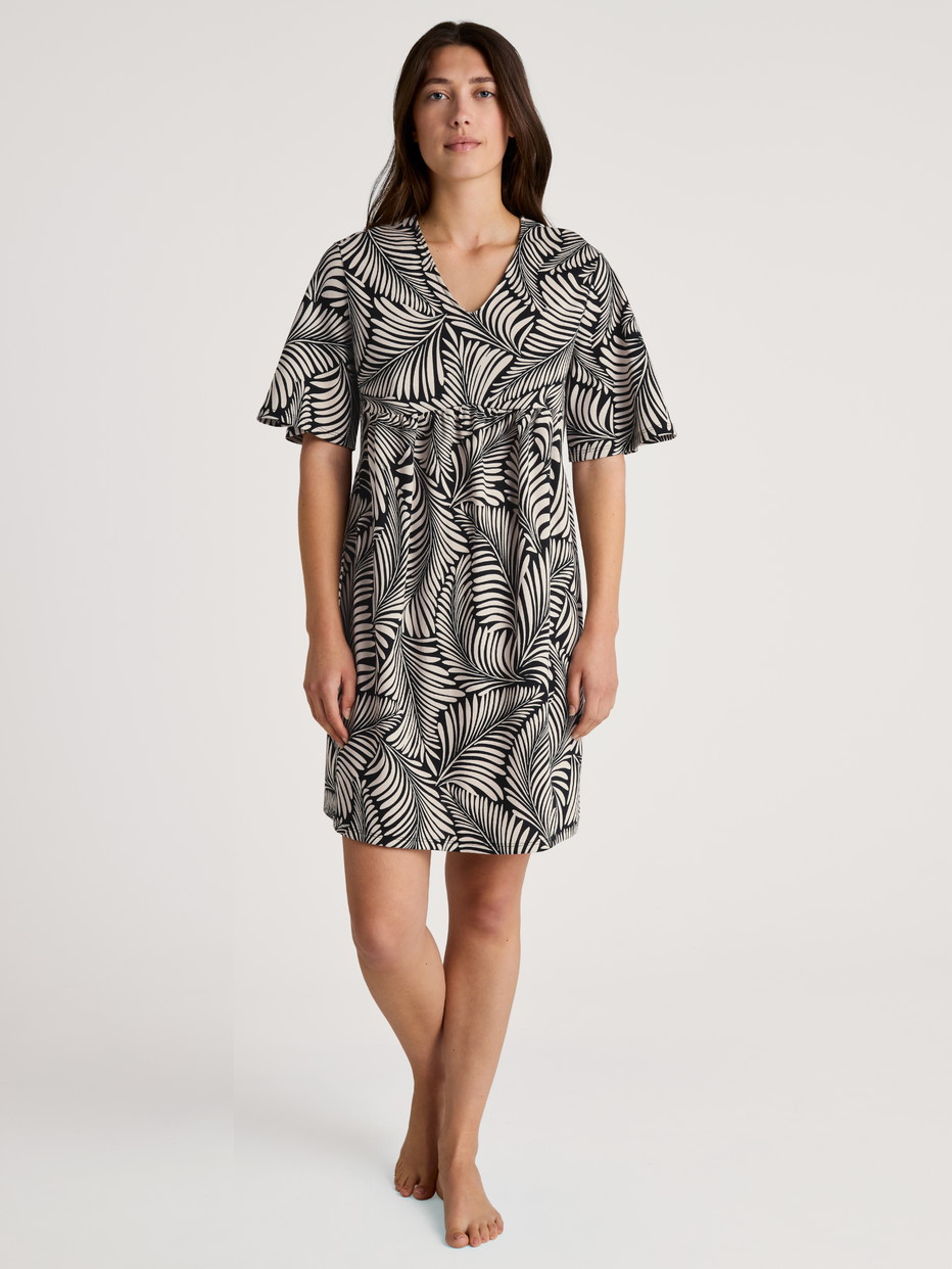 Damen-Model trägt Kurzarm-Nachthemd, Länge 95 cm aus 100% Baumwolle in Schwarz, Floral aus Serie Favourites Sun von CALIDA, Vorderansicht