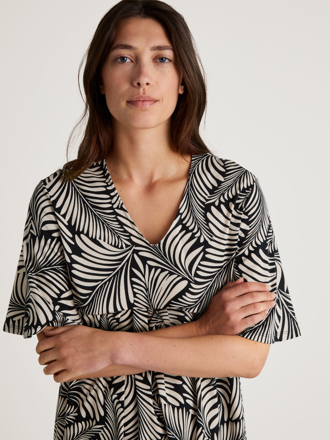 Damen-Model trägt Kurzarm-Nachthemd, Länge 95 cm aus 100% Baumwolle in Schwarz, Floral aus Serie Favourites Sun von CALIDA, Detail