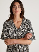 Damen-Model trägt Kurzarm-Nachthemd, Länge 95 cm aus 100% Baumwolle in Schwarz, Floral aus Serie Favourites Sun von CALIDA, Detail