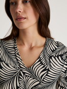 Damen-Model trägt Kurzarm-Nachthemd, Länge 95 cm aus 100% Baumwolle in Schwarz, Floral aus Serie Favourites Sun von CALIDA, Detail