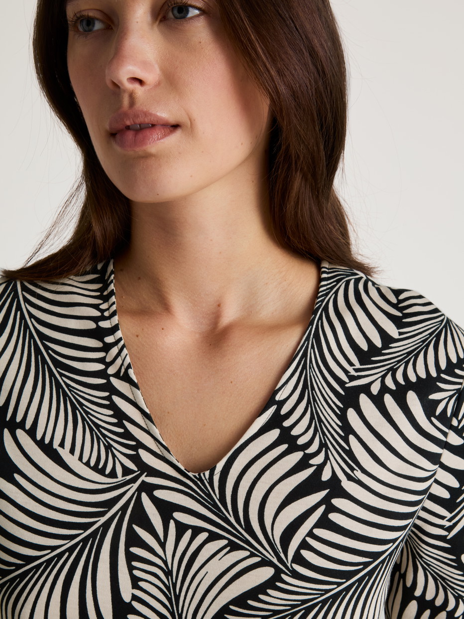 Damen-Model trägt Kurzarm-Nachthemd, Länge 95 cm aus 100% Baumwolle in Schwarz, Floral aus Serie Favourites Sun von CALIDA, Detail