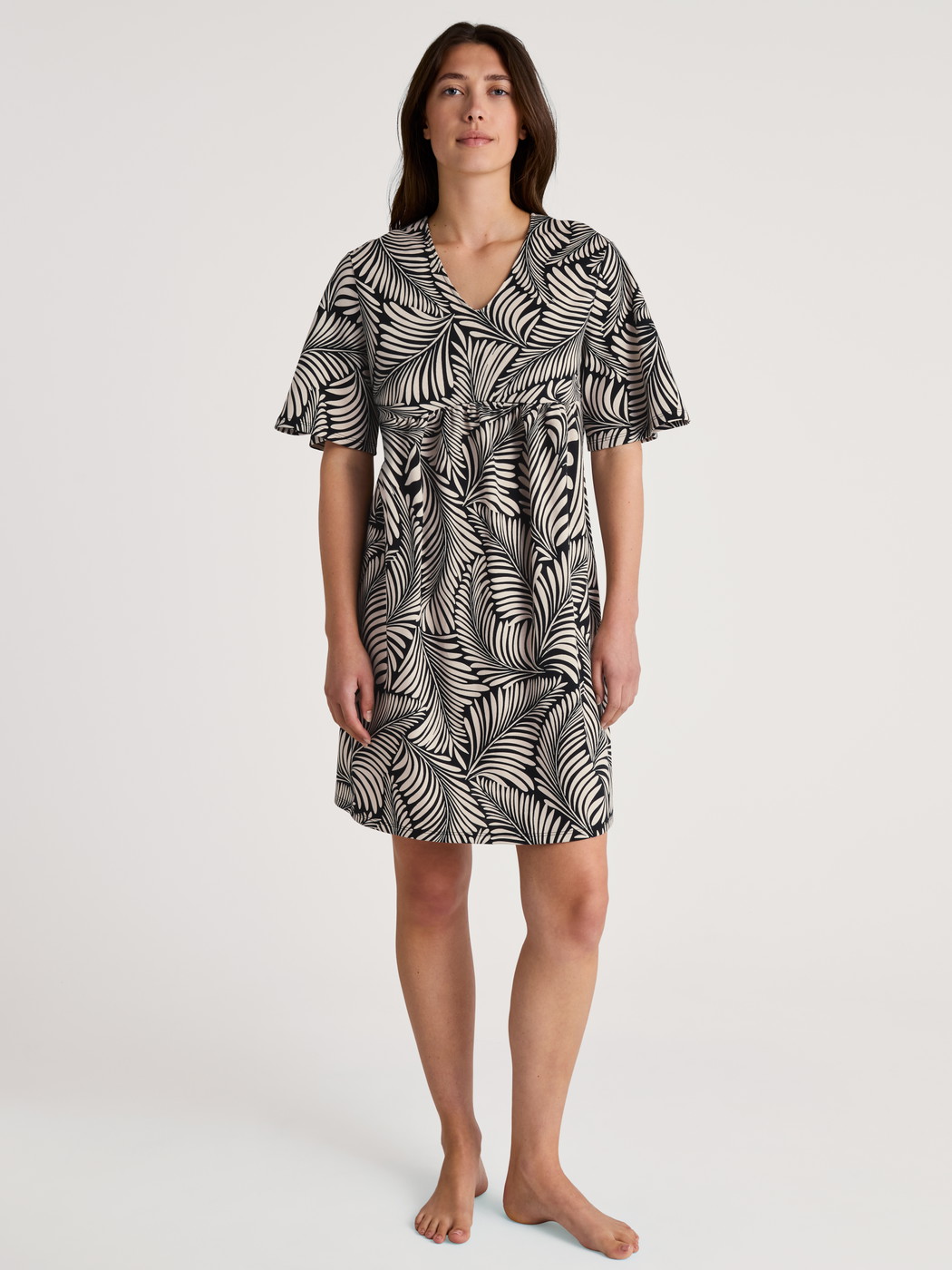 Damen-Model trägt Kurzarm-Nachthemd, Länge 95 cm aus 100% Baumwolle in Schwarz, Floral aus Serie Favourites Sun von CALIDA, Zusatzbild