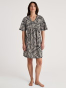 Damen-Model trägt Kurzarm-Nachthemd, Länge 95 cm aus 100% Baumwolle in Schwarz, Floral aus Serie Favourites Sun von CALIDA, Zusatzbild
