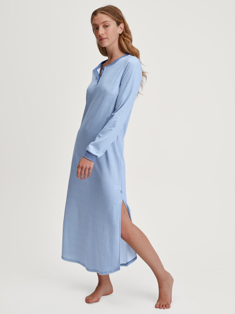 Damen-Model trägt Langarm-Nachthemd, Länge 130  cm aus 100% Baumwolle in Blau, Gestreift aus Serie Midnight Stripes von CALIDA, Vorderansicht