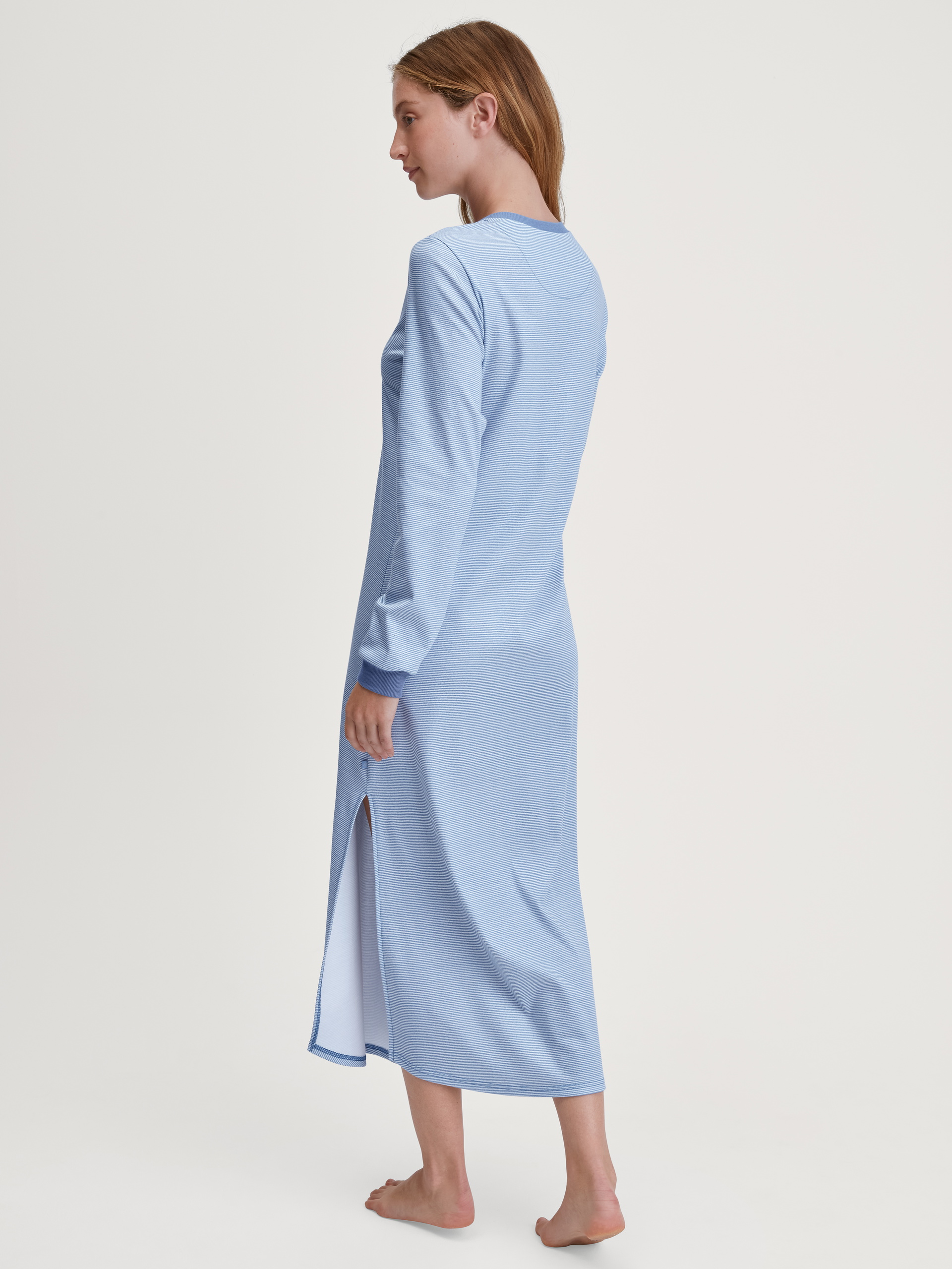 La modella / Il modello Donna indossa Camicia da notte a maniche lunghe – Lunghezza 130 cm in 100% cotone di colore Blu, A righe, della serie Midnight Stripes di CALIDA, Vista posteriore