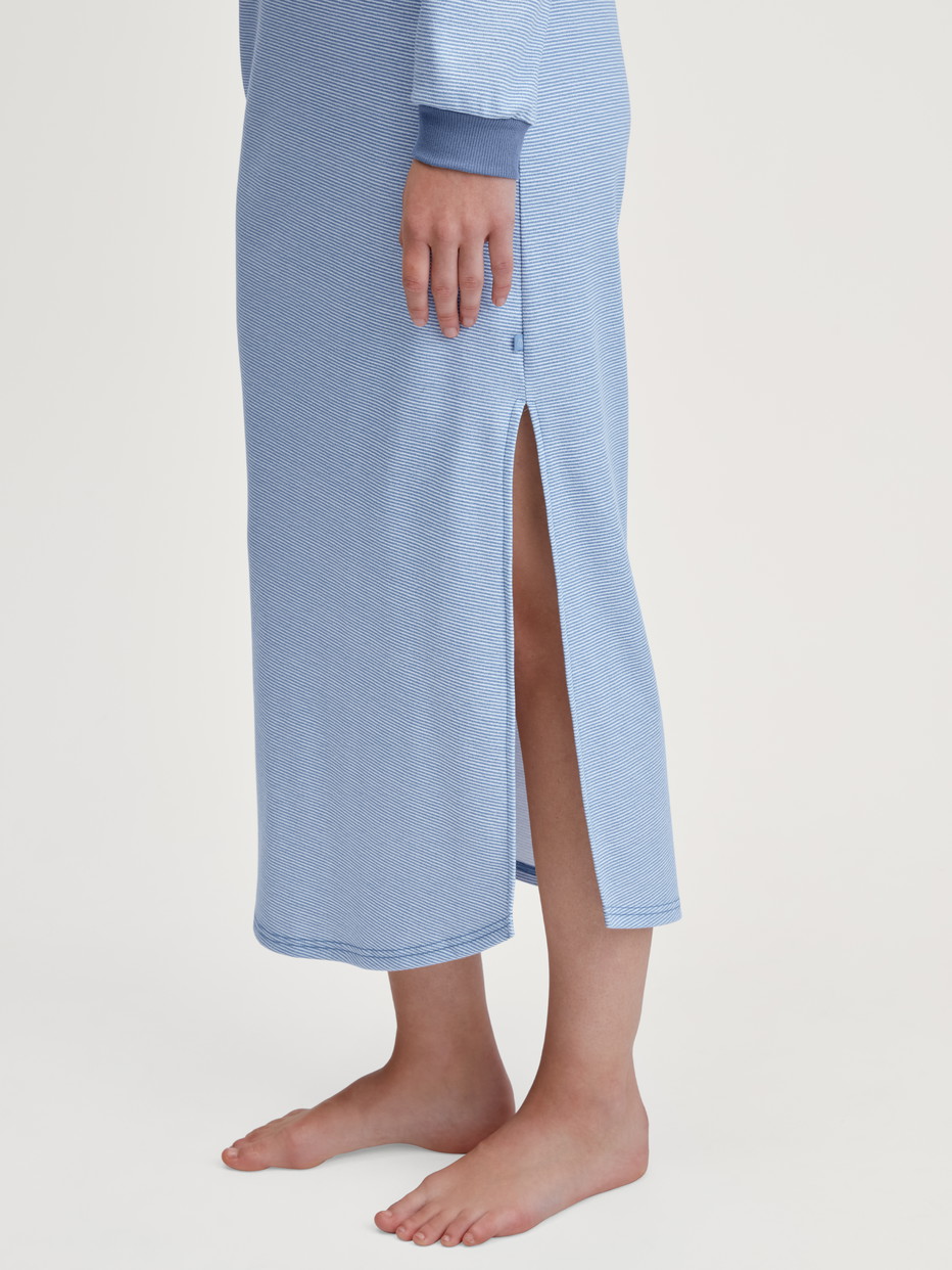 Damen-Model trägt Langarm-Nachthemd, Länge 130  cm aus 100% Baumwolle in Blau, Gestreift aus Serie Midnight Stripes von CALIDA, Detail
