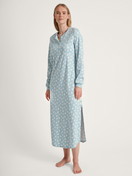 Damen-Model trägt Langarm-Nachthemd, Länge 130  cm aus 100% Baumwolle in Blau, Motiv aus Serie Midnight Love von CALIDA, Vorderansicht