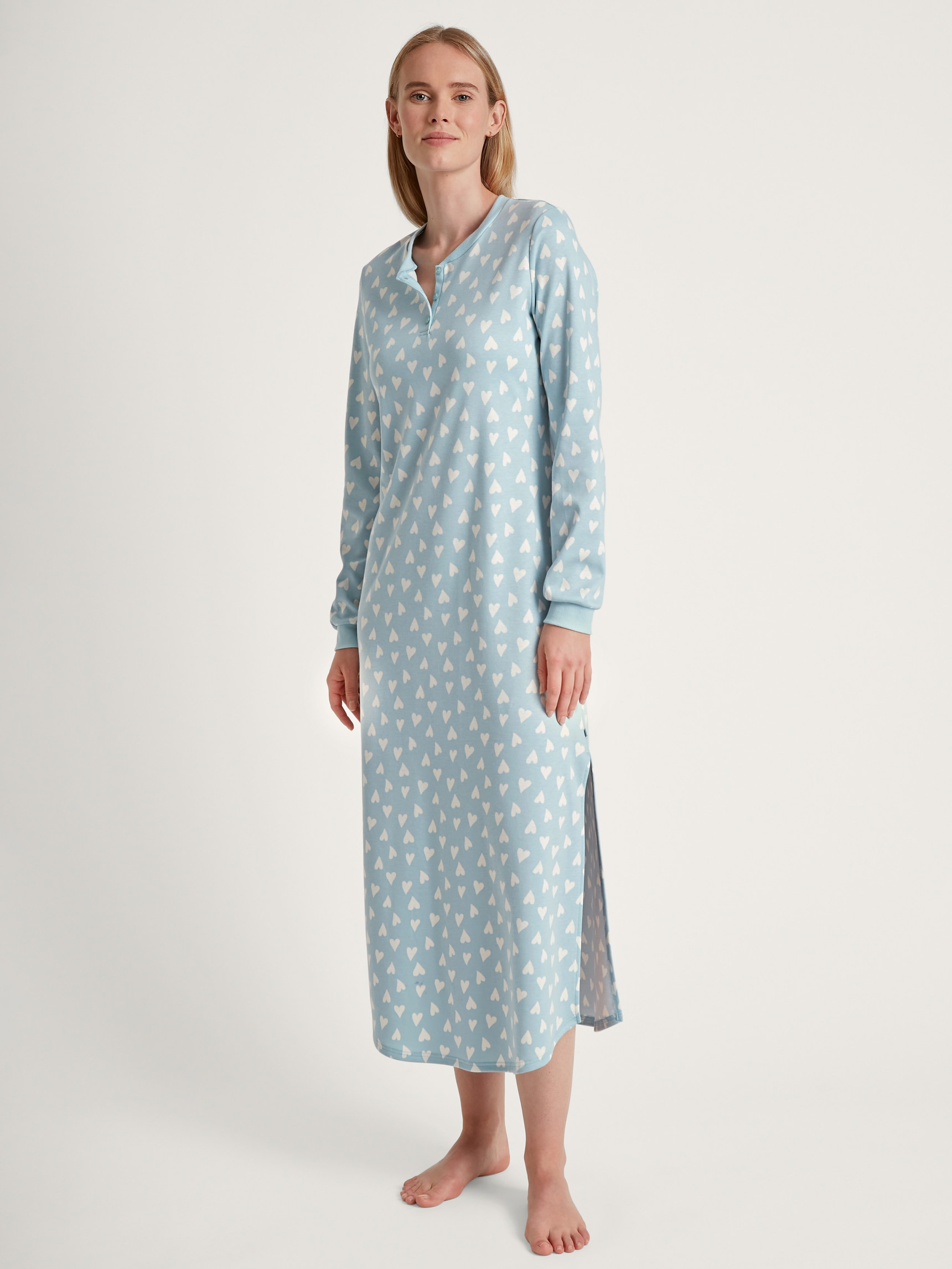 Damen-Model trägt Langarm-Nachthemd, Länge 130  cm aus 100% Baumwolle in Blau, Motiv aus Serie Midnight Love von CALIDA, Vorderansicht