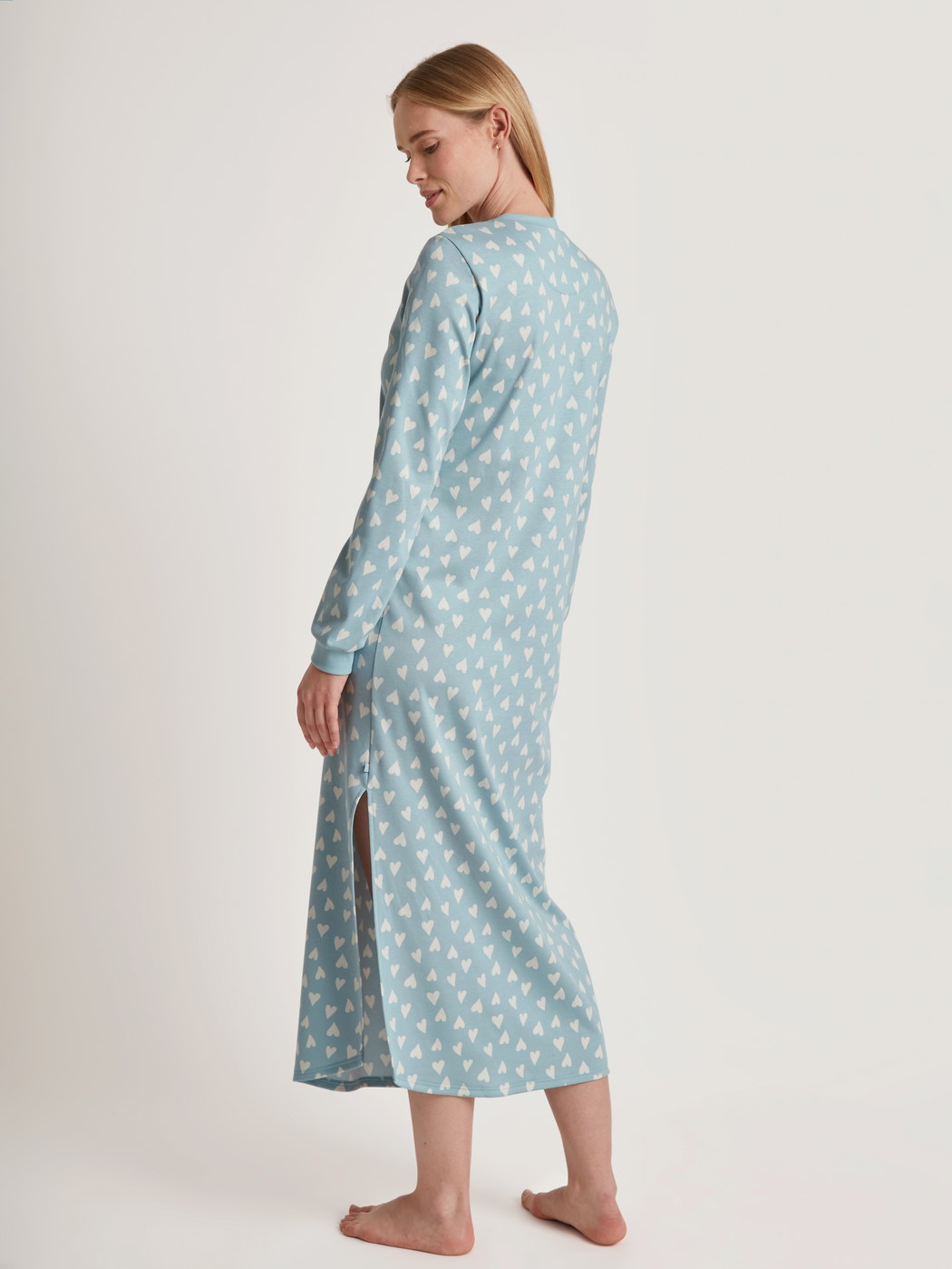 Damen-Model trägt Langarm-Nachthemd, Länge 130  cm aus 100% Baumwolle in Blau, Motiv aus Serie Midnight Love von CALIDA, Rückansicht