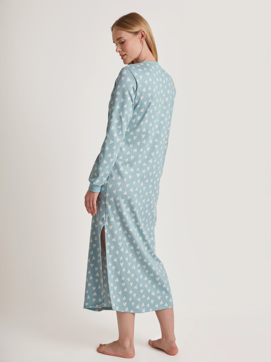 Le mannequin Femme porte le/la Chemise de nuit manches longues – Longueur 130 cm en 100% coton de couleur Bleu, Motif, de la série Midnight Love de CALIDA, Vue arrière