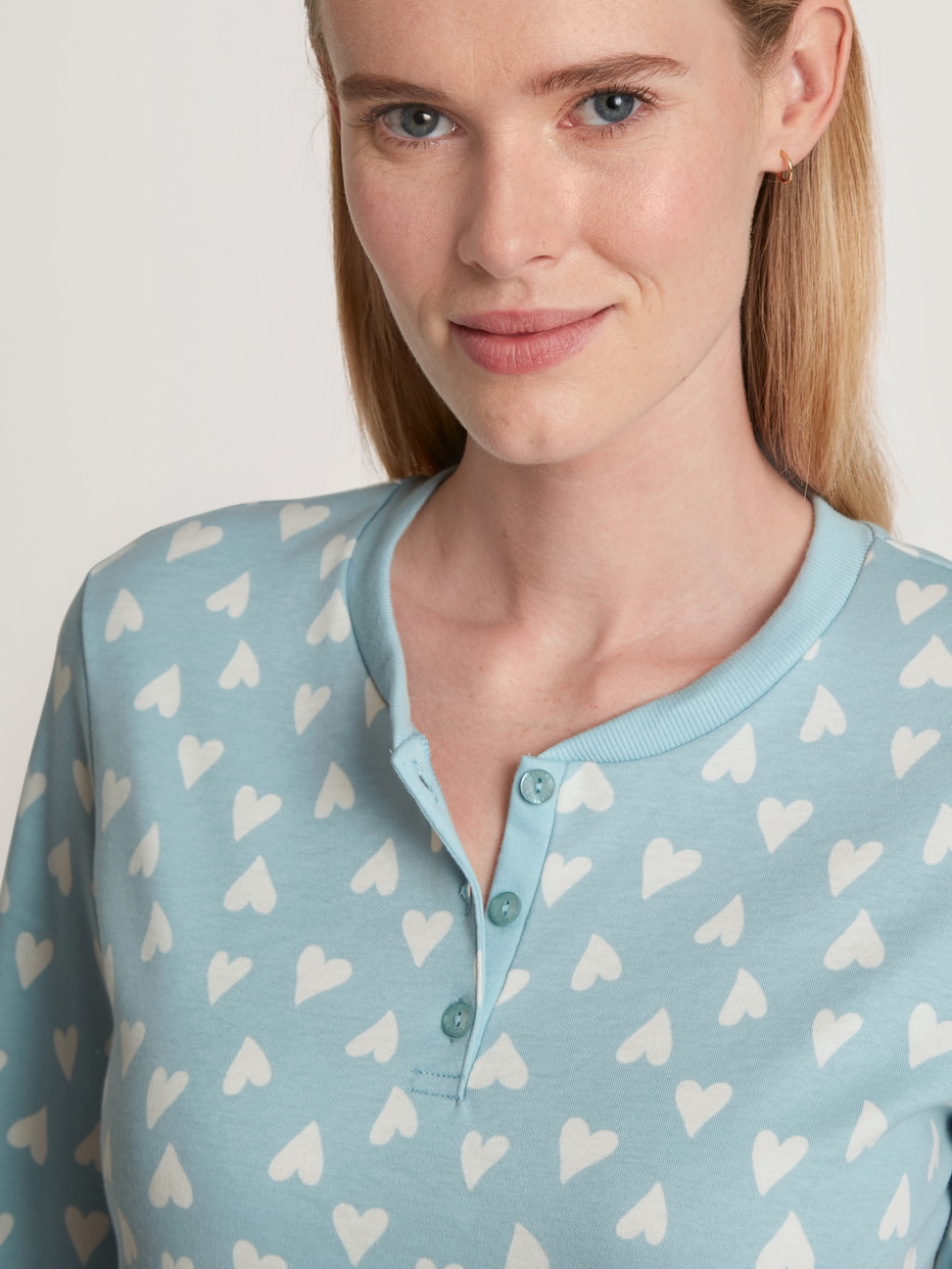 Le mannequin Femme porte le/la Chemise de nuit manches longues – Longueur 130 cm en 100% coton de couleur Bleu, Motif, de la série Midnight Love de CALIDA, Détail