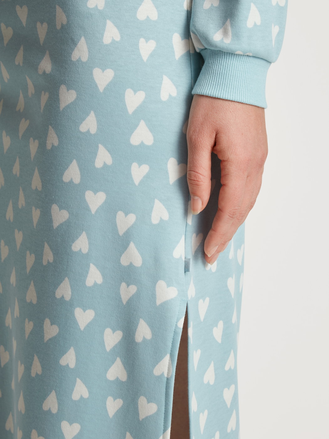 Damen-Model trägt Langarm-Nachthemd, Länge 130  cm aus 100% Baumwolle in Blau, Motiv aus Serie Midnight Love von CALIDA, Detail
