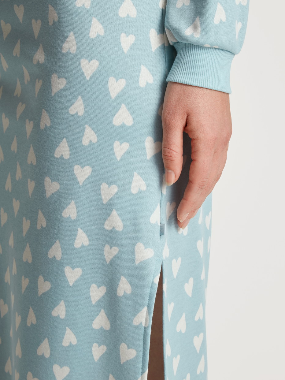 Le mannequin Femme porte le/la Chemise de nuit manches longues – Longueur 130 cm en 100% coton de couleur Bleu, Motif, de la série Midnight Love de CALIDA, Détail