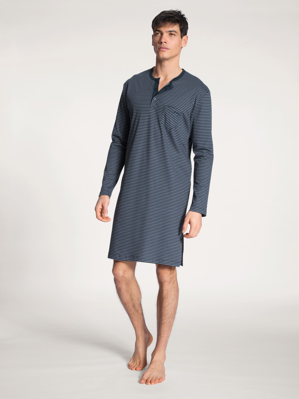 La modella / Il modello Uomo indossa Camicia da notte in 100% cotone di colore Blu, A righe, della serie Relax Streamline di CALIDA, Vista frontale