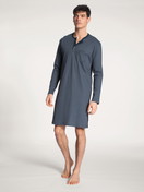 La modella / Il modello Uomo indossa Camicia da notte in 100% cotone di colore Blu, A righe, della serie Relax Streamline di CALIDA, Vista frontale
