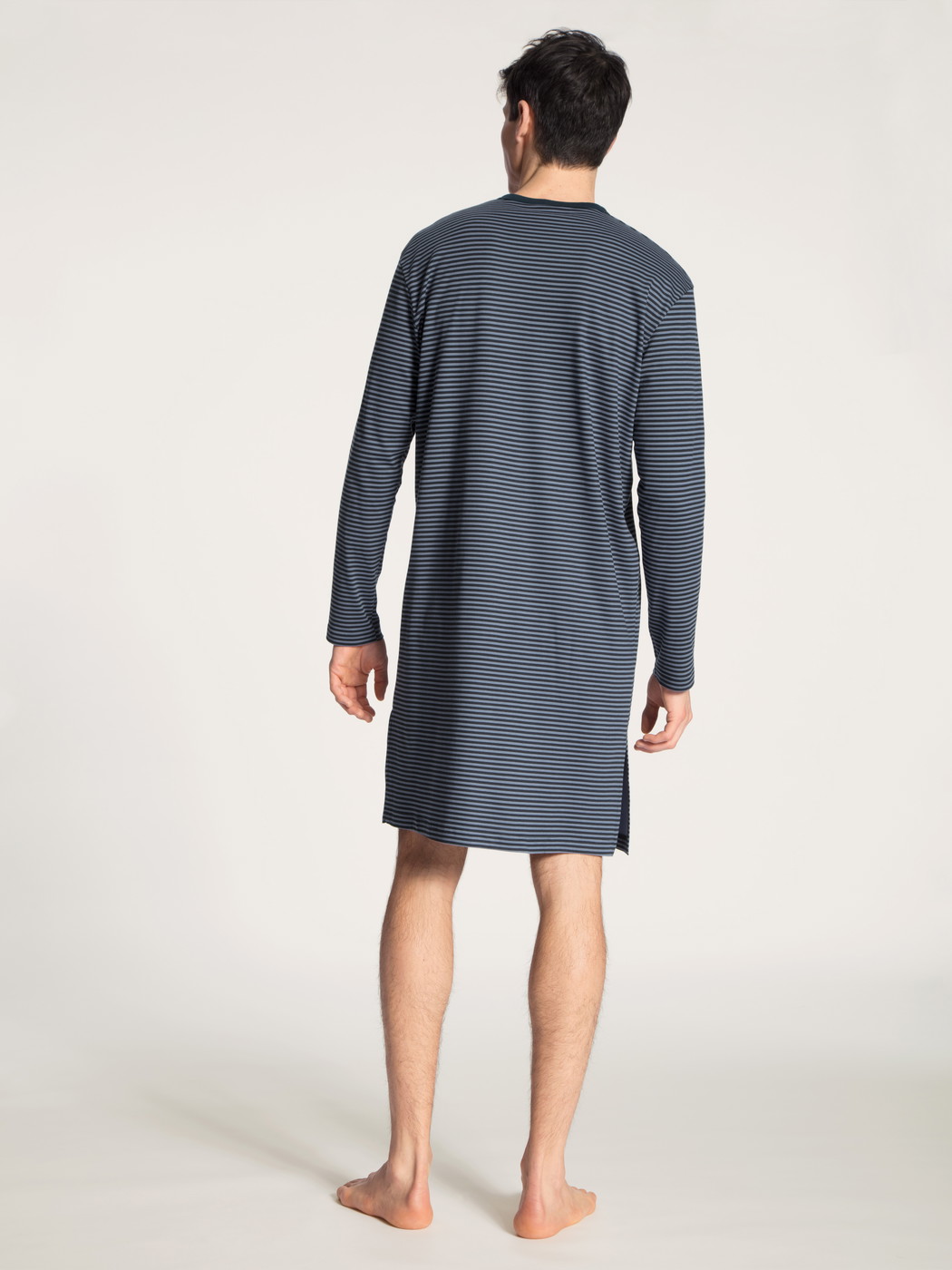 La modella / Il modello Uomo indossa Camicia da notte in 100% cotone di colore Blu, A righe, della serie Relax Streamline di CALIDA, Vista posteriore