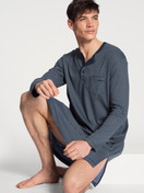 La modella / Il modello Uomo indossa Camicia da notte in 100% cotone di colore Blu, A righe, della serie Relax Streamline di CALIDA, Vista frontale