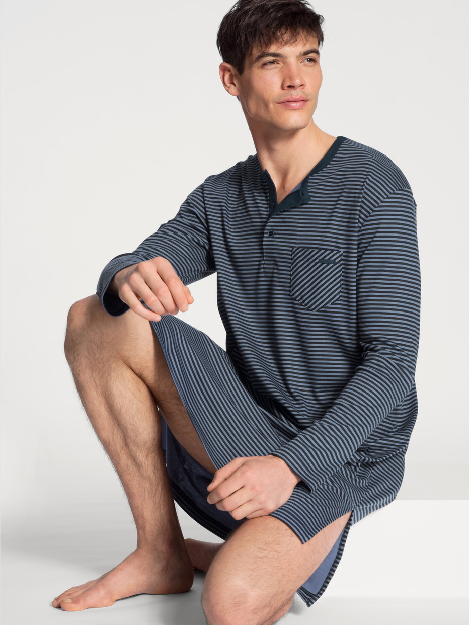 La modella / Il modello Uomo indossa Camicia da notte in 100% cotone di colore Blu, A righe, della serie Relax Streamline di CALIDA, Vista frontale