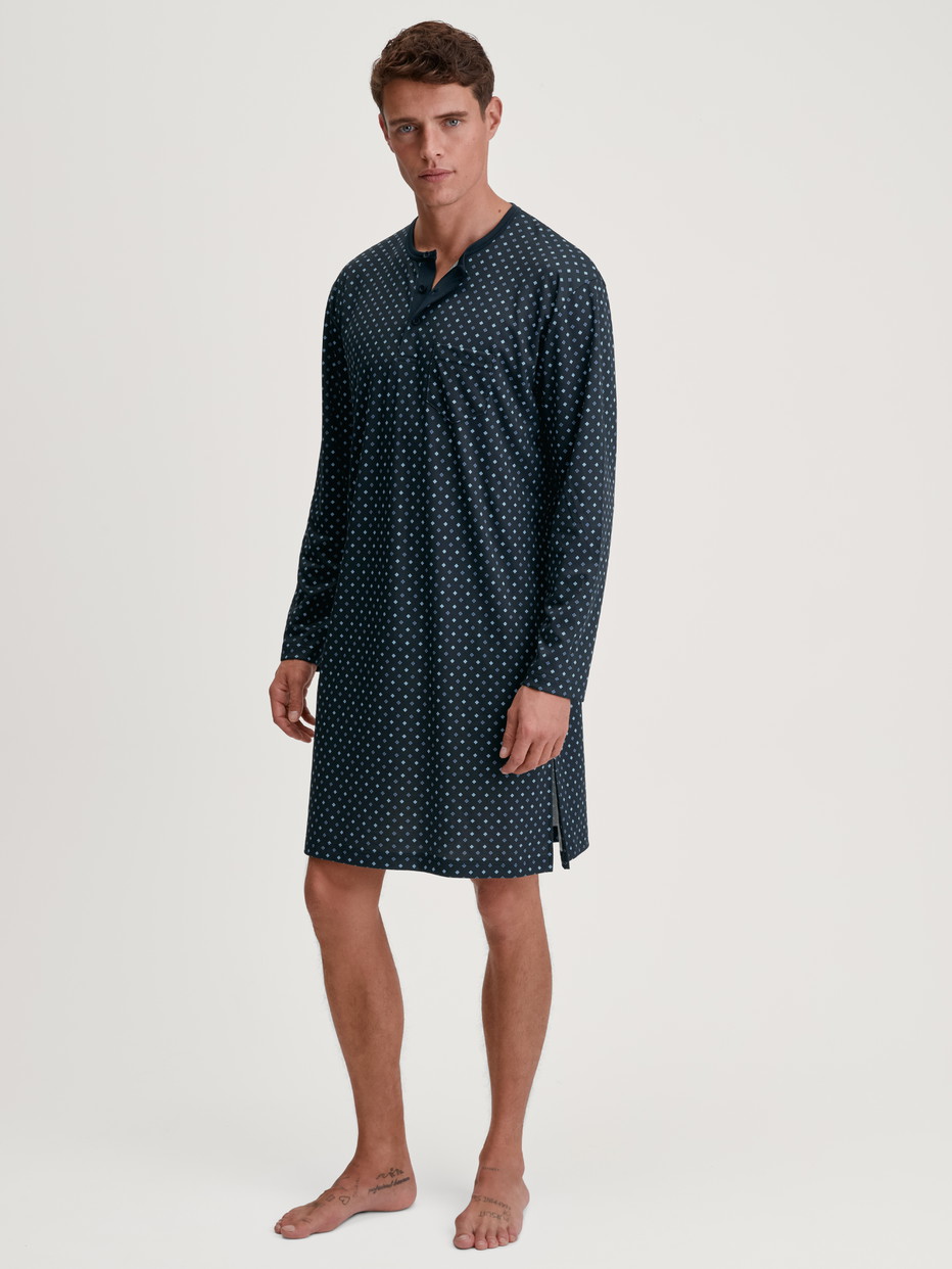 Herren-Model trägt Herren-Nachthemd aus 100% Baumwolle in Blau, Gemustert aus Serie Relax Streamline von CALIDA, Vorderansicht