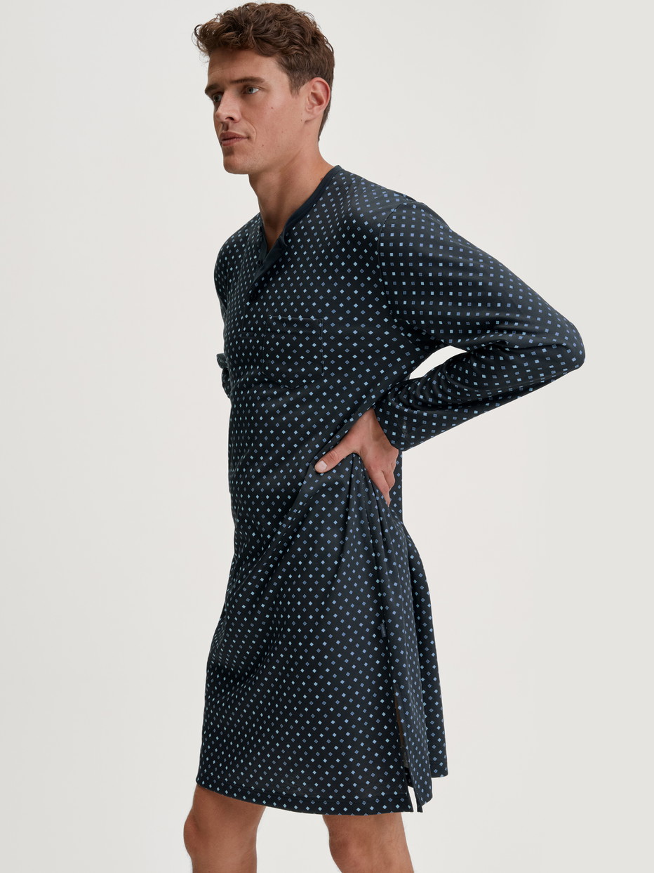 Herren-Model trägt Herren-Nachthemd aus 100% Baumwolle in Blau, Gemustert aus Serie Relax Streamline von CALIDA, Vorderansicht