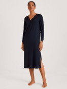 Damen-Model trägt Langarm-Nachthemd, Länge 120  cm aus Modal in Blau, Spitze aus Serie Elegant Dreams von CALIDA, Vorderansicht