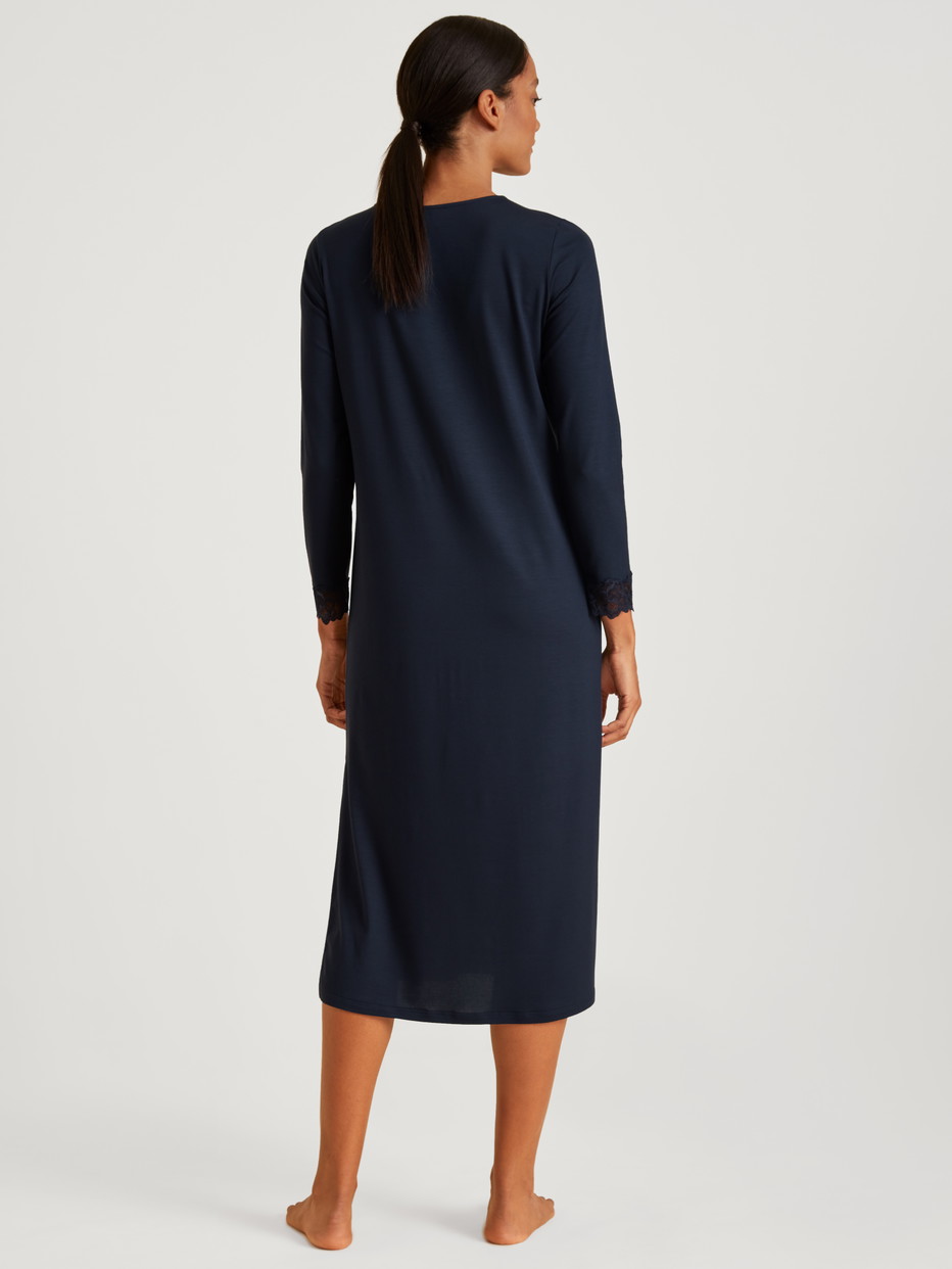 La modella / Il modello Donna indossa Camicia da notte a maniche lunghe in Modal di colore Blu, Pizzo, della serie Elegant Dreams di CALIDA, Vista posteriore