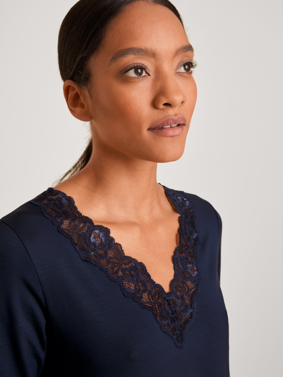 La modella / Il modello Donna indossa Camicia da notte a maniche lunghe in Modal di colore Blu, Pizzo, della serie Elegant Dreams di CALIDA, Dettaglio