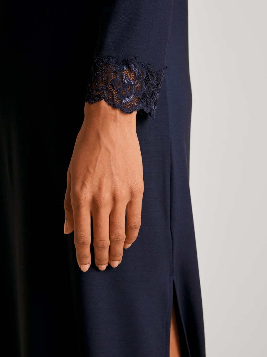 La modella / Il modello Donna indossa Camicia da notte a maniche lunghe in Modal di colore Blu, Pizzo, della serie Elegant Dreams di CALIDA, Dettaglio