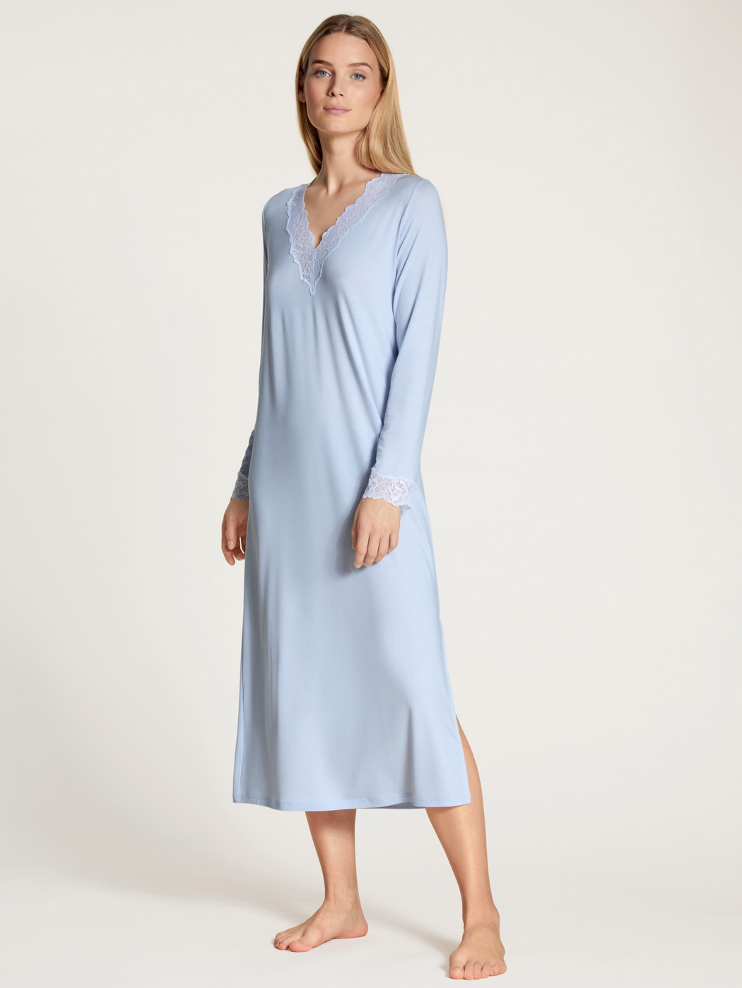La modella / Il modello Donna indossa Camicia da notte a maniche lunghe in Modal di colore Blu, Pizzo, della serie Elegant Dreams di CALIDA, Vista frontale
