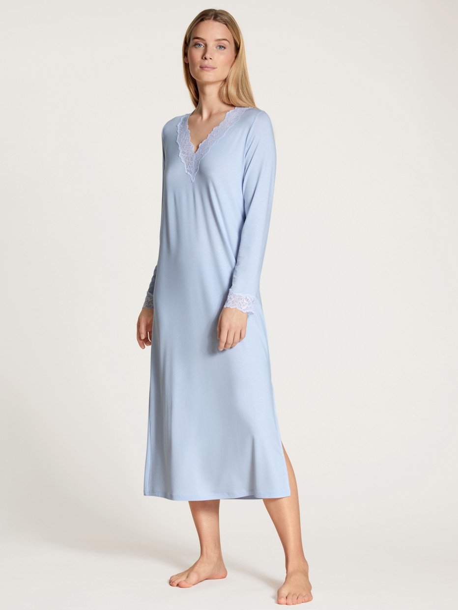 Damen-Model trägt Langarm-Nachthemd, Länge 120  cm aus Modal in Blau, Spitze aus Serie Elegant Dreams von CALIDA, Vorderansicht