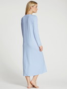 La modella / Il modello Donna indossa Camicia da notte a maniche lunghe in Modal di colore Blu, Pizzo, della serie Elegant Dreams di CALIDA, Vista posteriore