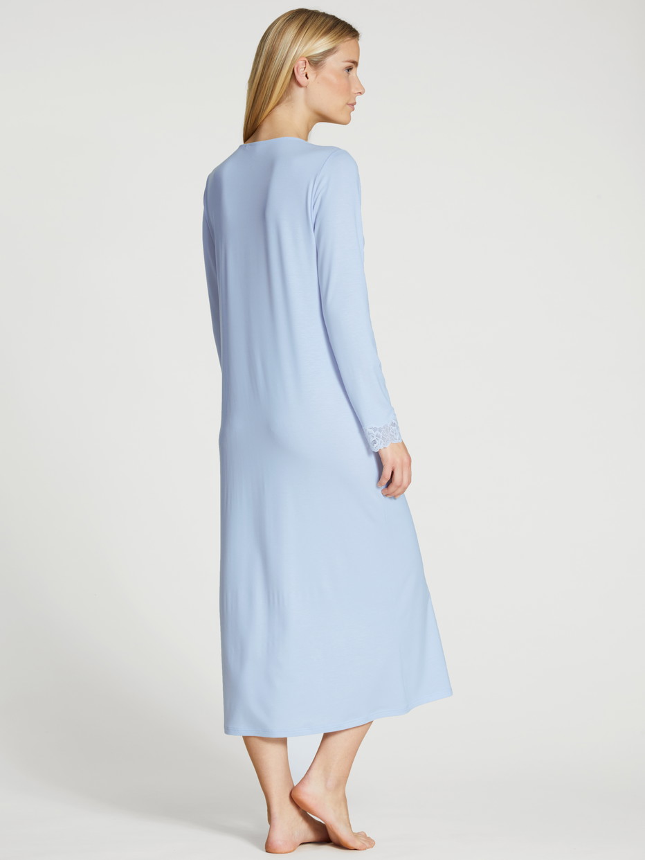 Damen-Model trägt Langarm-Nachthemd, Länge 120  cm aus Modal in Blau, Spitze aus Serie Elegant Dreams von CALIDA, Rückansicht