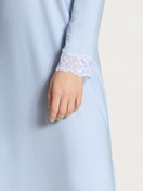 La modella / Il modello Donna indossa Camicia da notte a maniche lunghe in Modal di colore Blu, Pizzo, della serie Elegant Dreams di CALIDA, Dettaglio