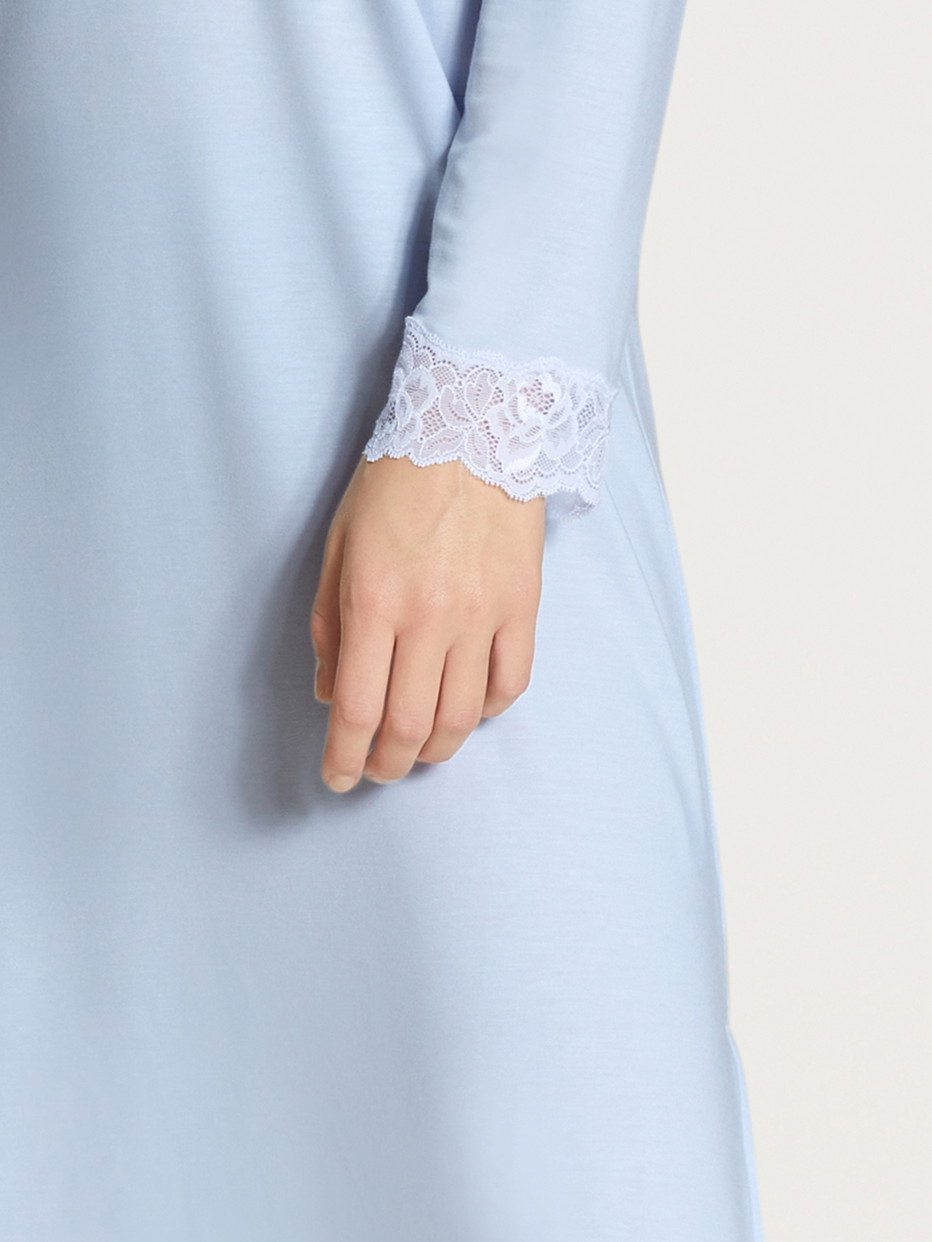 Damen-Model trägt Langarm-Nachthemd, Länge 120  cm aus Modal in Blau, Spitze aus Serie Elegant Dreams von CALIDA, Detail