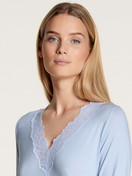 La modella / Il modello Donna indossa Camicia da notte a maniche lunghe in Modal di colore Blu, Pizzo, della serie Elegant Dreams di CALIDA, Dettaglio