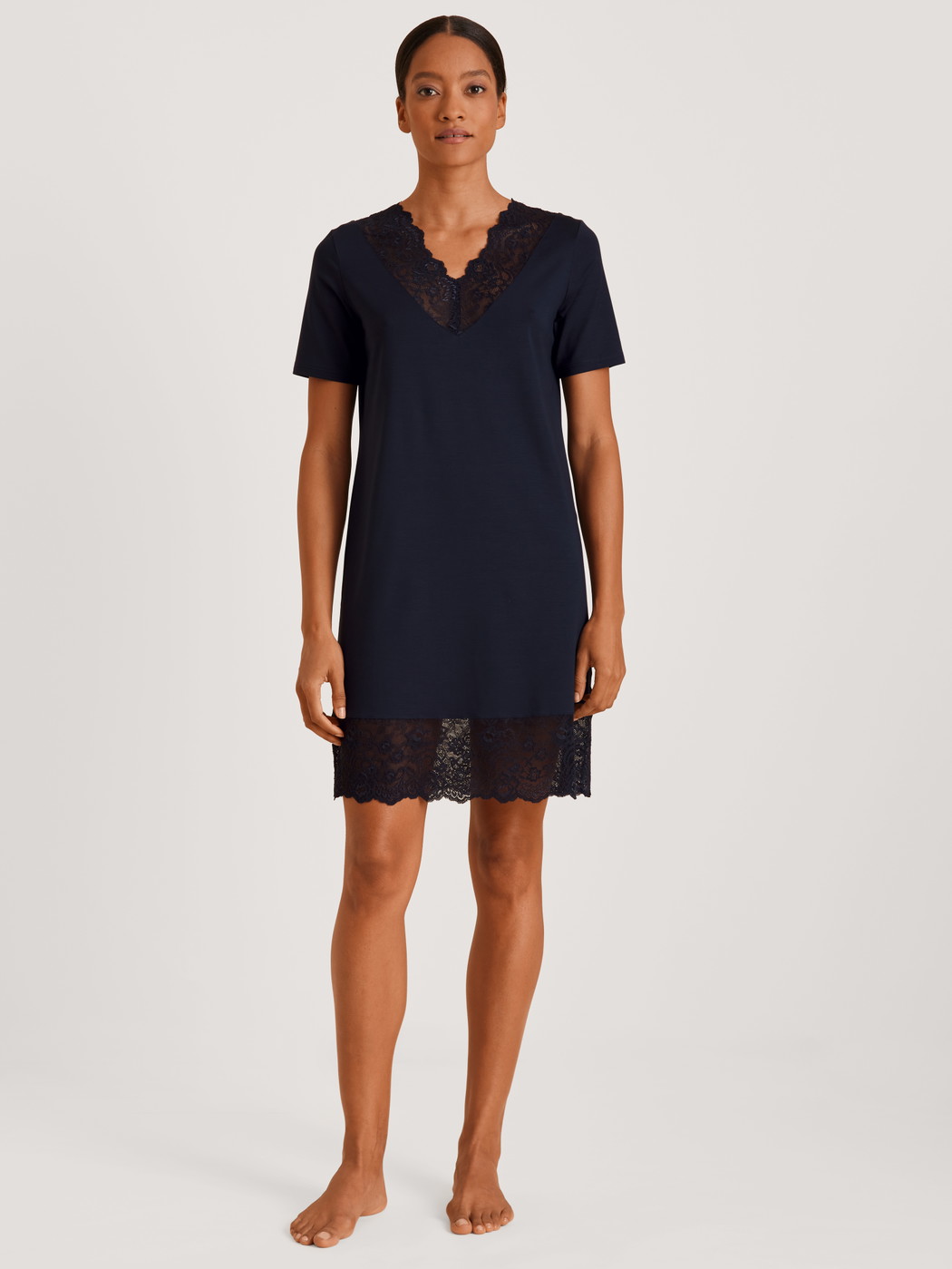 Damen-Model trägt Sleepshirt, Länge 95 cm aus Modal in Blau, Spitze aus Serie Elegant Dreams von CALIDA, Vorderansicht