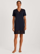 Damen-Model trägt Sleepshirt, Länge 95 cm aus Modal in Blau, Spitze aus Serie Elegant Dreams von CALIDA, Vorderansicht