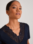 Damen-Model trägt Sleepshirt, Länge 95 cm aus Modal in Blau, Spitze aus Serie Elegant Dreams von CALIDA, Detail