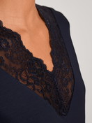 Damen-Model trägt Sleepshirt, Länge 95 cm aus Modal in Blau, Spitze aus Serie Elegant Dreams von CALIDA, Detail