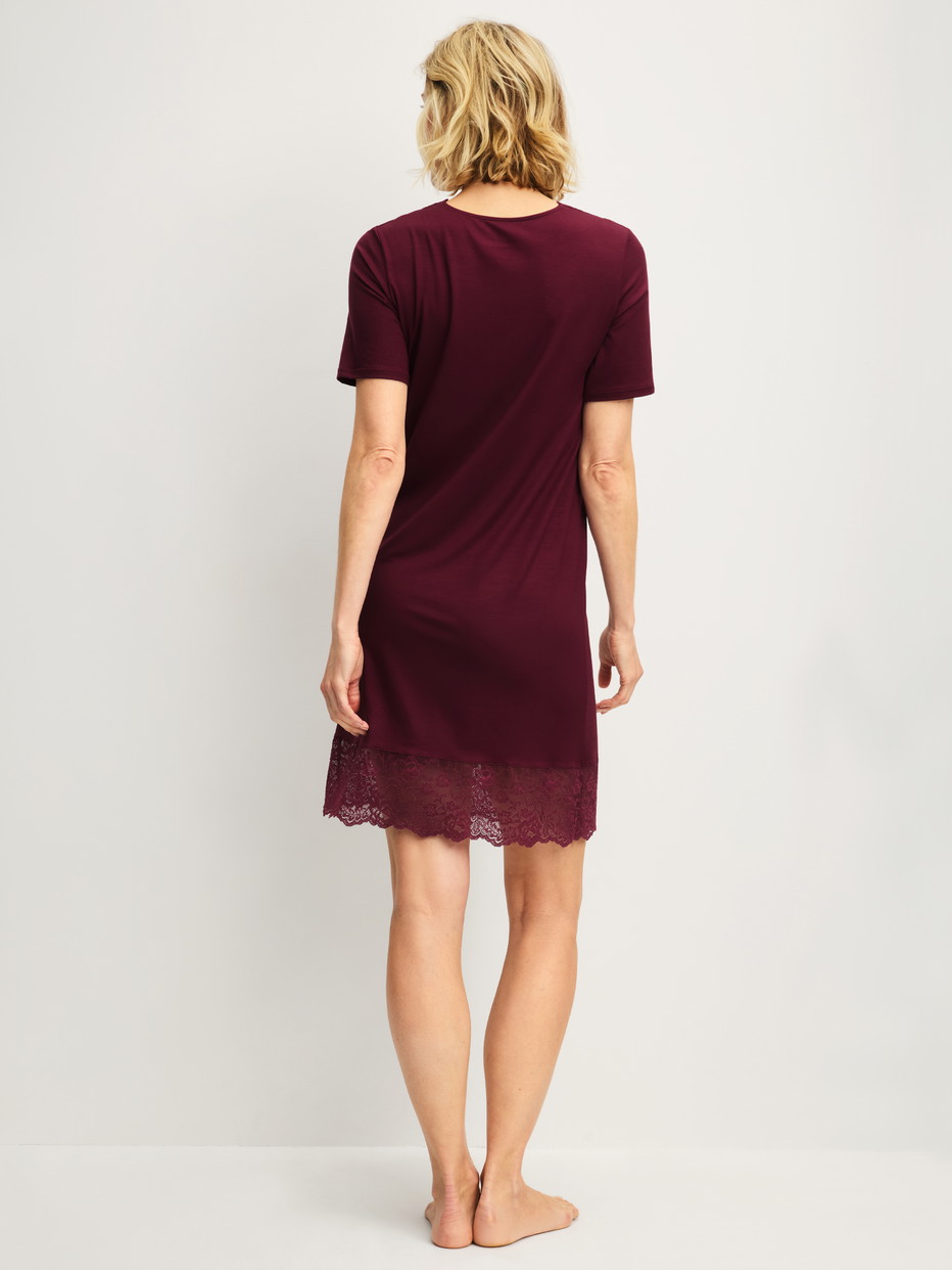 Damen-Model trägt Sleepshirt, Länge 95 cm aus Modal in Rot, Spitze aus Serie Season Special von CALIDA, Rückansicht