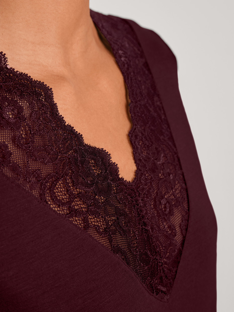Damen-Model trägt Sleepshirt, Länge 95 cm aus Modal in Rot, Spitze aus Serie Season Special von CALIDA, Detail