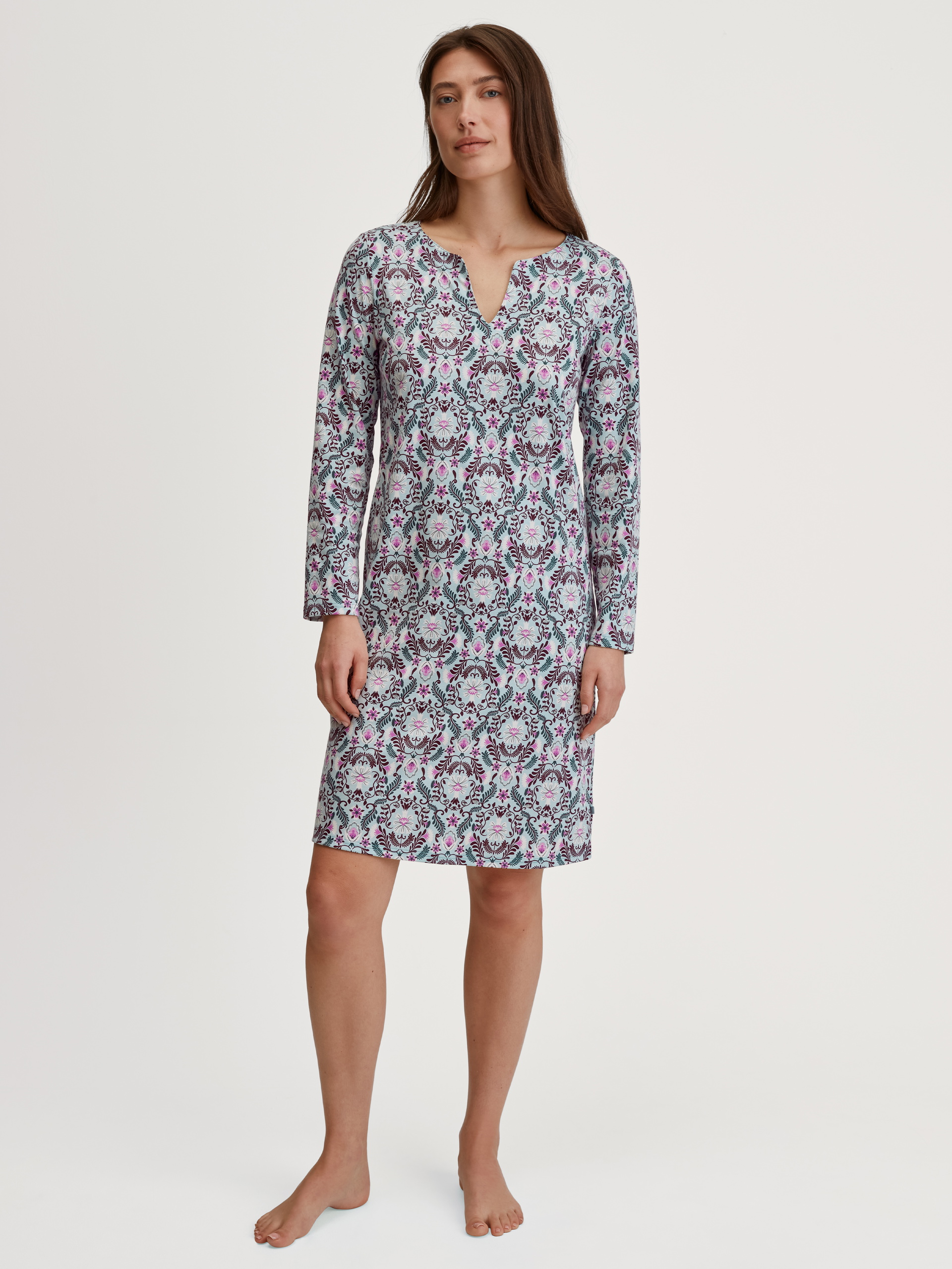 La modella / Il modello Donna indossa Camicia da notte a maniche lunghe – Lunghezza 100 cm in 100% cotone di colore Blu, Modello, della serie Autumn Dreams di CALIDA, Vista frontale