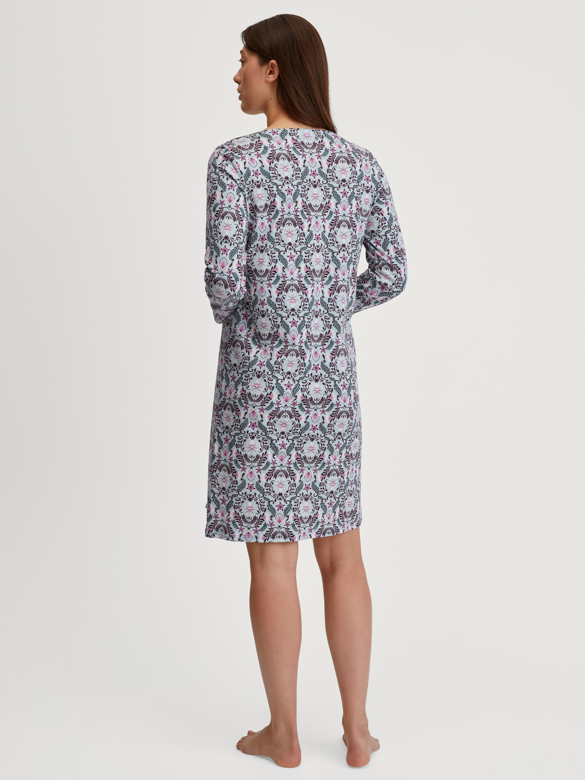 La modella / Il modello Donna indossa Camicia da notte a maniche lunghe – Lunghezza 100 cm in 100% cotone di colore Blu, Modello, della serie Autumn Dreams di CALIDA, Vista posteriore