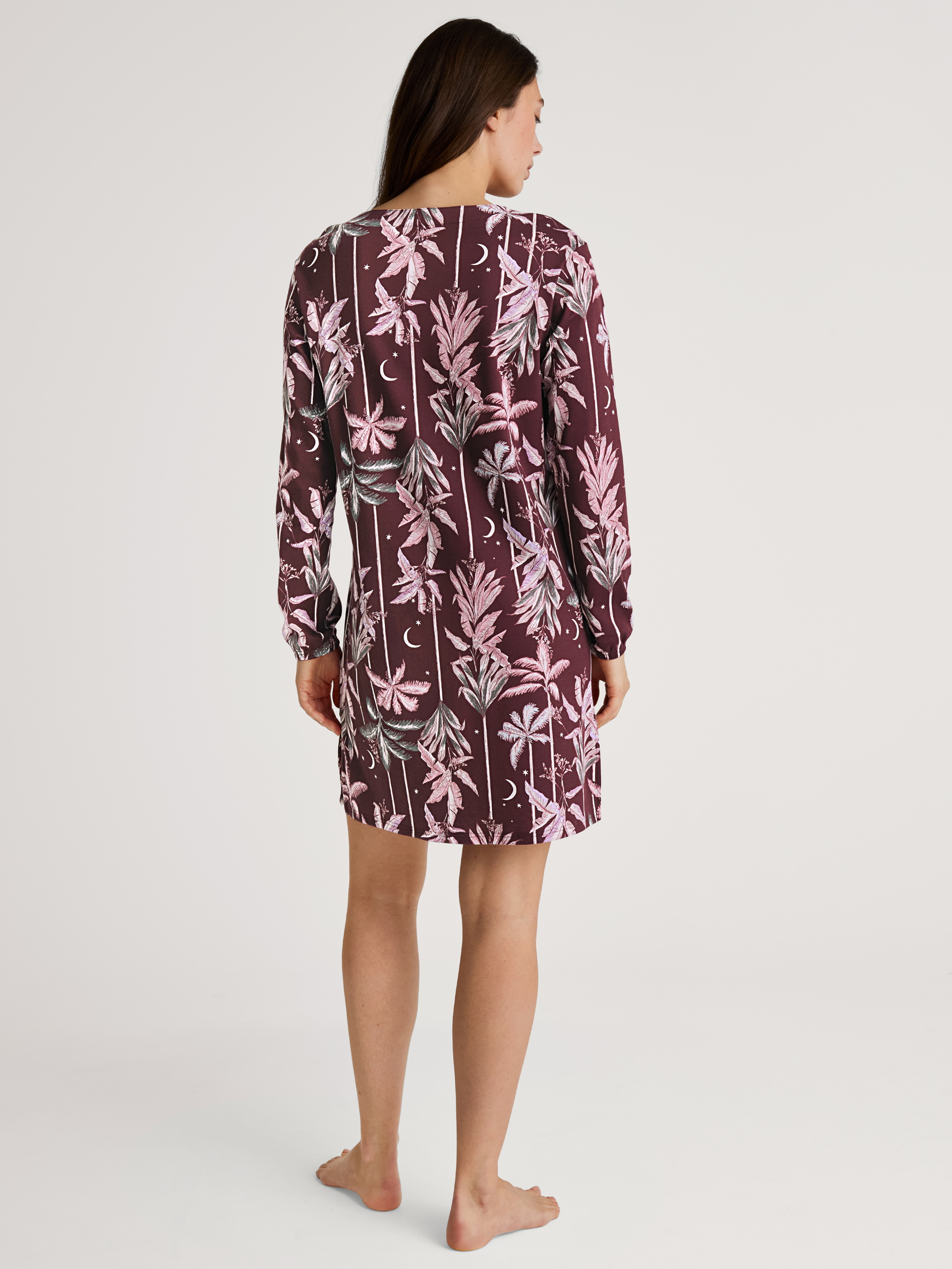 La modella / Il modello Donna indossa Camicia da notte a maniche lunghe, lunghezza 95 cm in 100% cotone di colore Rosso, Floreale, della serie Favourites Ground di CALIDA, Vista posteriore