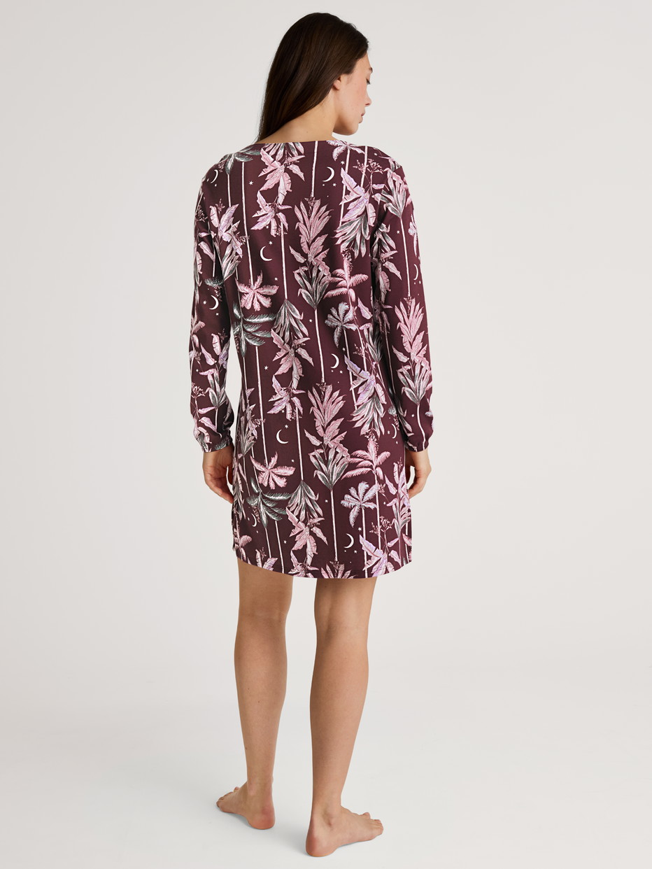 Damen-Model trägt Langarm-Nachthemd, Länge 95 cm aus 100% Baumwolle in Rot, Floral aus Serie Favourites Ground von CALIDA, Rückansicht