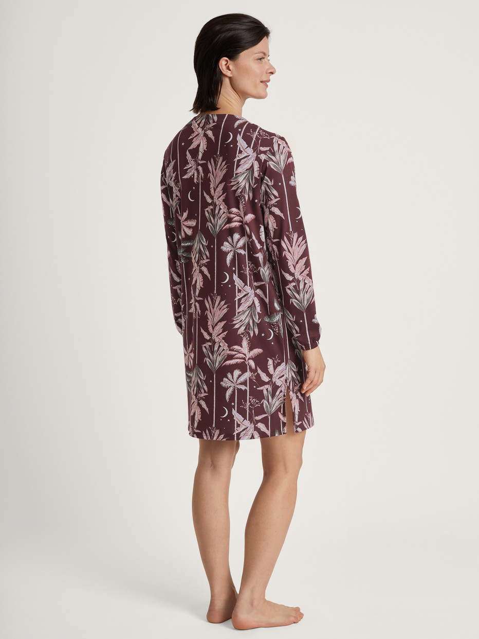Damen-Model trägt Langarm-Nachthemd, Länge 95 cm aus 100% Baumwolle in Rot, Floral aus Serie Favourites Ground von CALIDA, Rückansicht